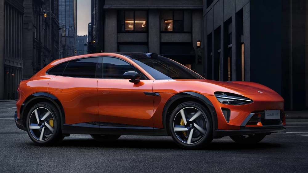 xiaomi yu7 кроссовер сбоку спереди оранжевый электромобиль