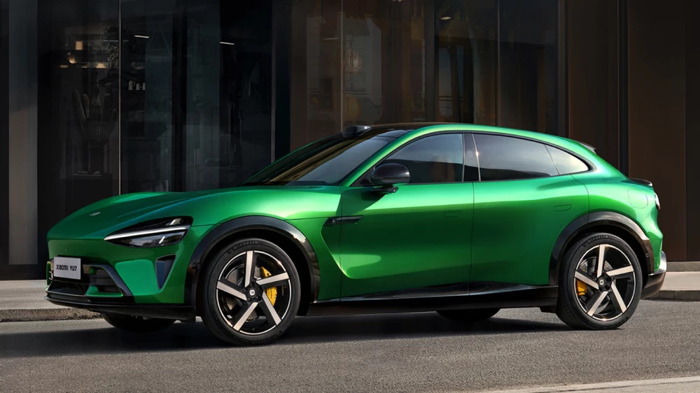 xiaomi yu7 кроссовер сбоку спереди зеленый электромобиль