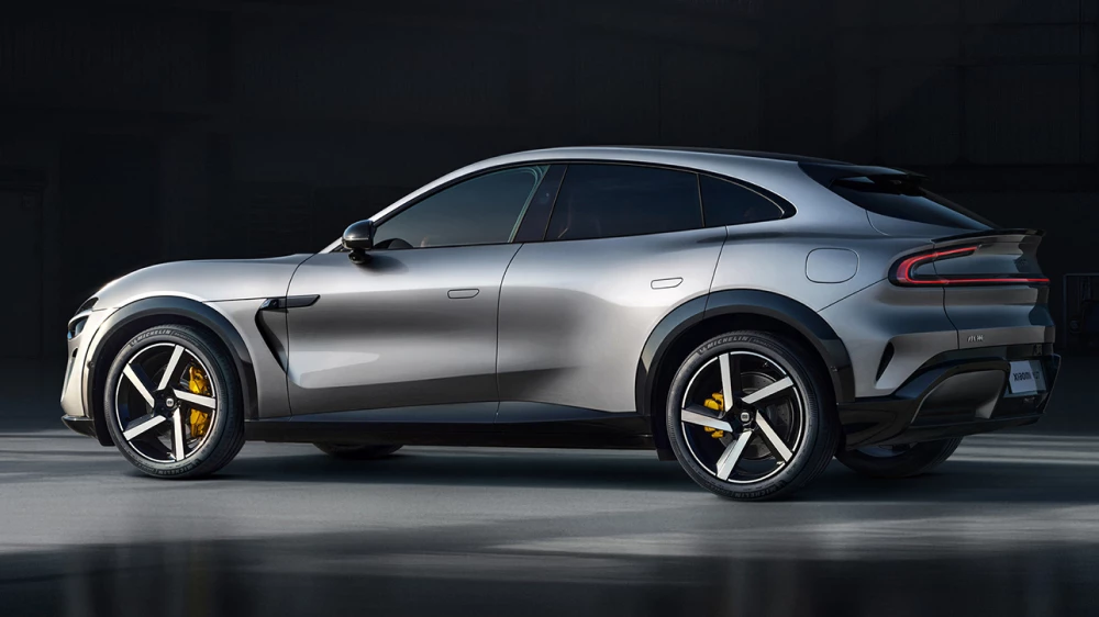 xiaomi yu7 кроссовер сбоку сзади серый электромобиль