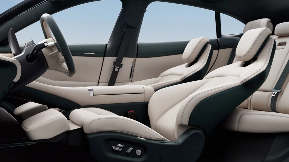 салон кроссовера xiaomi yu7