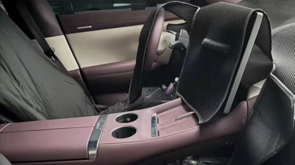 салон xiaomi yu7 шпионское фото