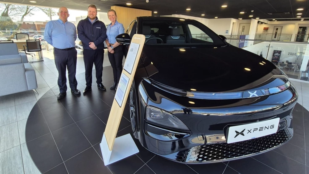 Электромобиль Xpeng в великобритании лондон у дилера в салоне сбоку спереди