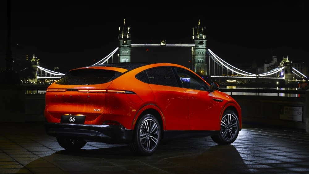 Электромобиль Xpeng G6 в великобритании лондон сбоку сзади