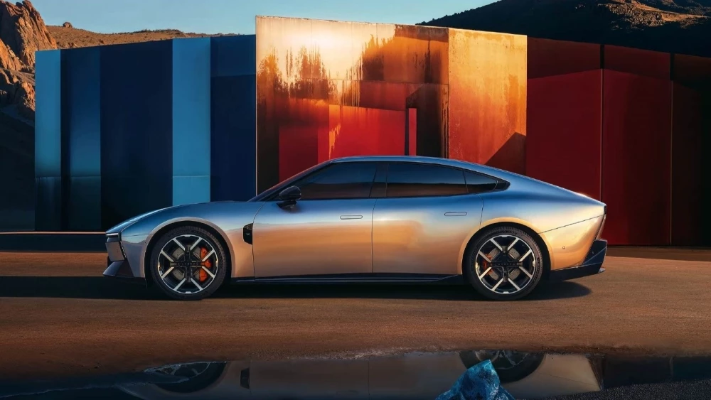 Новый седан Xpeng P7 сбоку