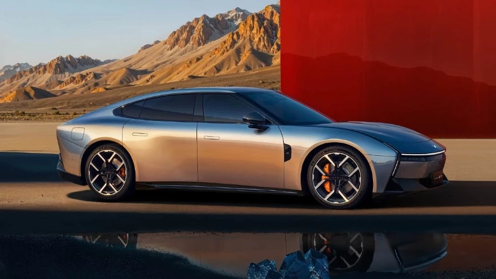 Новый седан Xpeng P7 сбоку