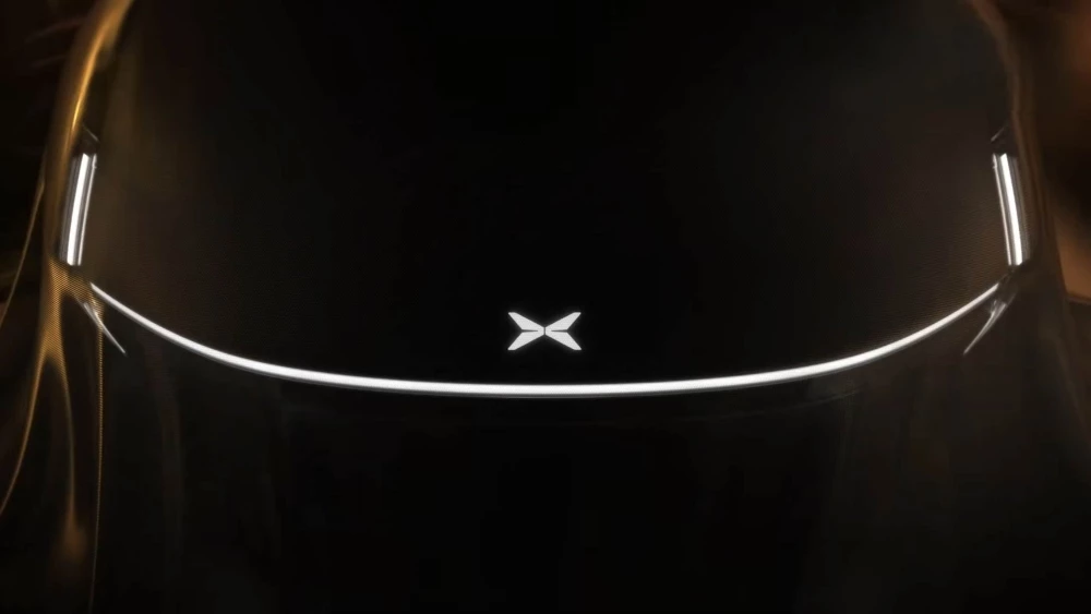 Новый седан Xpeng P7 логотип подсвечивающийся капот