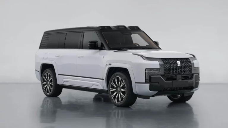 Внедорожник YangWang U8L сбоку спереди