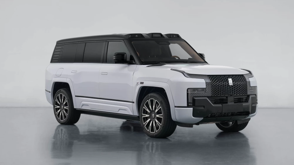 Внедорожник YangWang U8L сбоку спереди