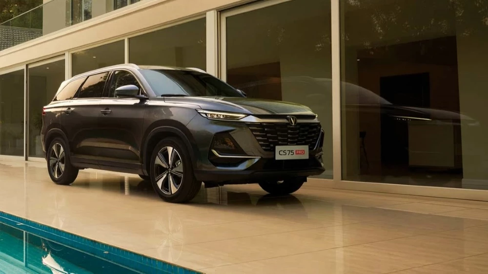 Changan CS75 Pro сбоку спереди кроссовер