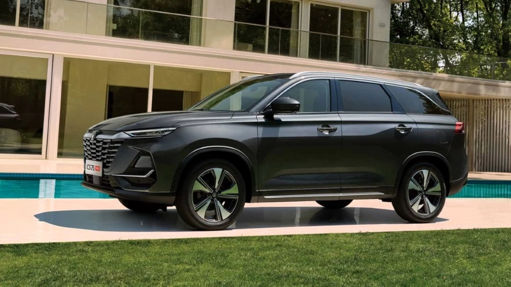 Changan CS75 Pro сбоку спереди кроссовер