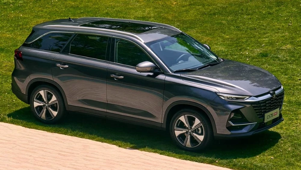 Changan CS75 Pro сбоку спереди кроссовер