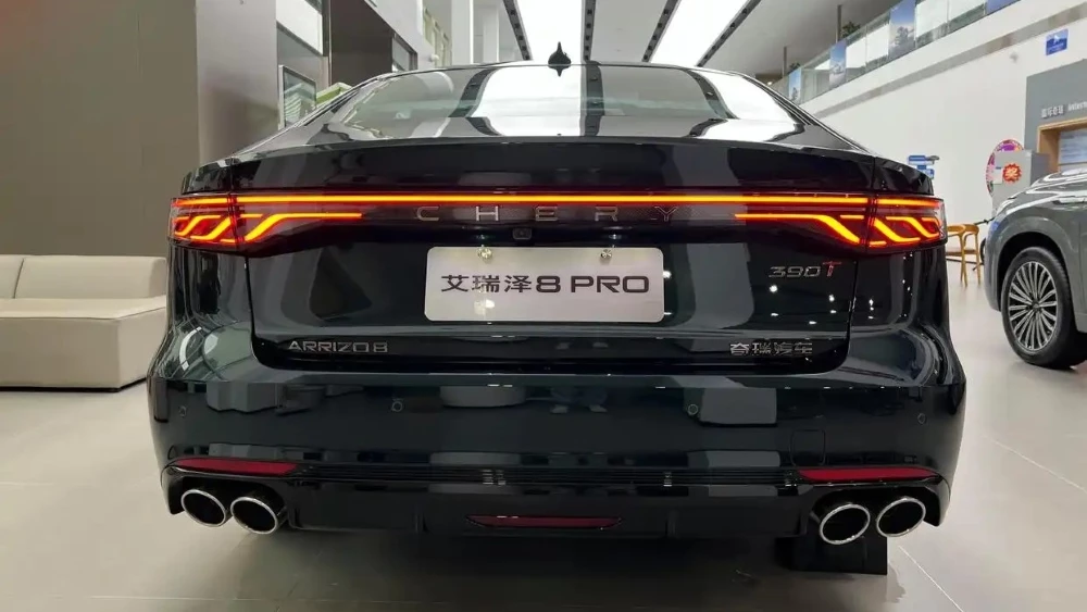 Седан Chery Arrizo 8 Pro двигатель 2.0 сзади у дилера в КНР