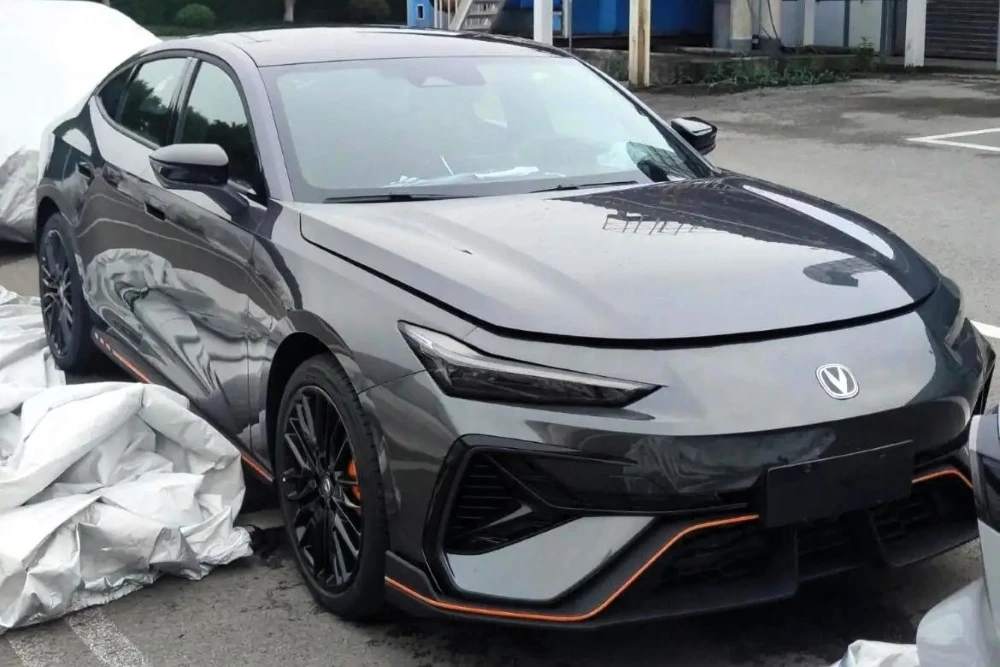 changan uni-v лифтбек сбоку спереди третье поколение