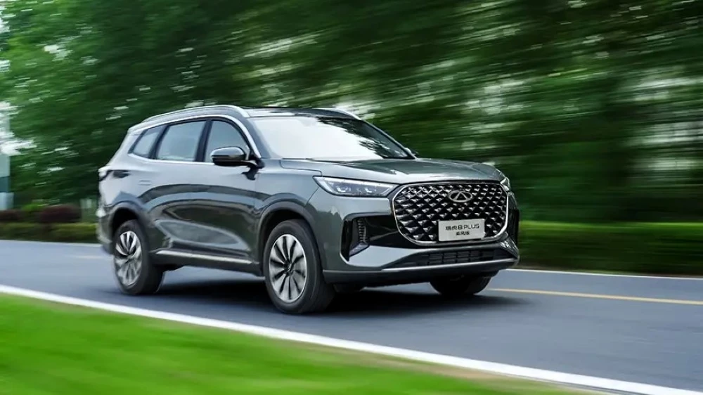 Chery Tiggo 8 Plus 2025 спереди сбоку кроссовер Ride The Wind Edition