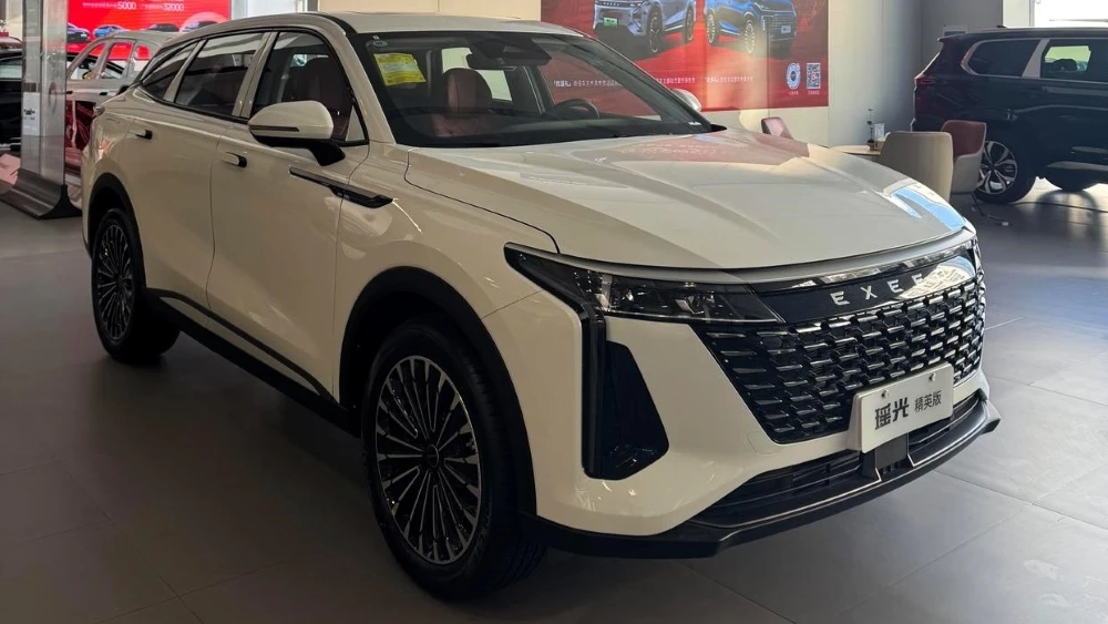 Exeed RX Yaoguang сбоку спереди у дилера