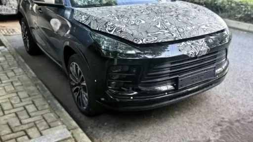 новый exeed txl кроссовер сбоку спереди
