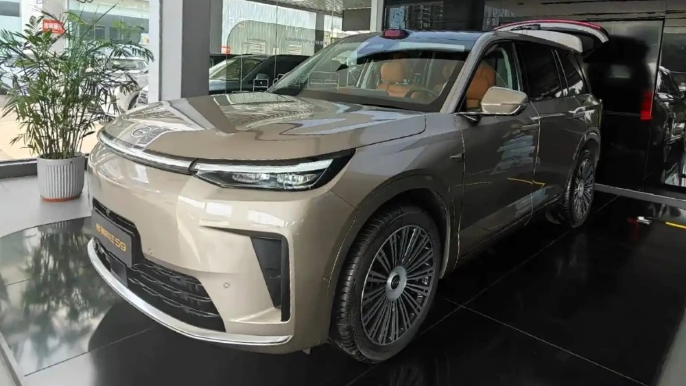 Гибридный кроссовер GAC S9 сбоку спереди в Китае у дилера