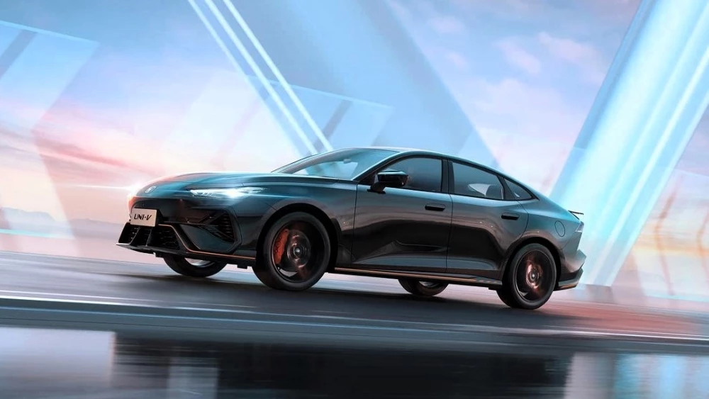 лифтбек Changan Uni-V спереди сбоку