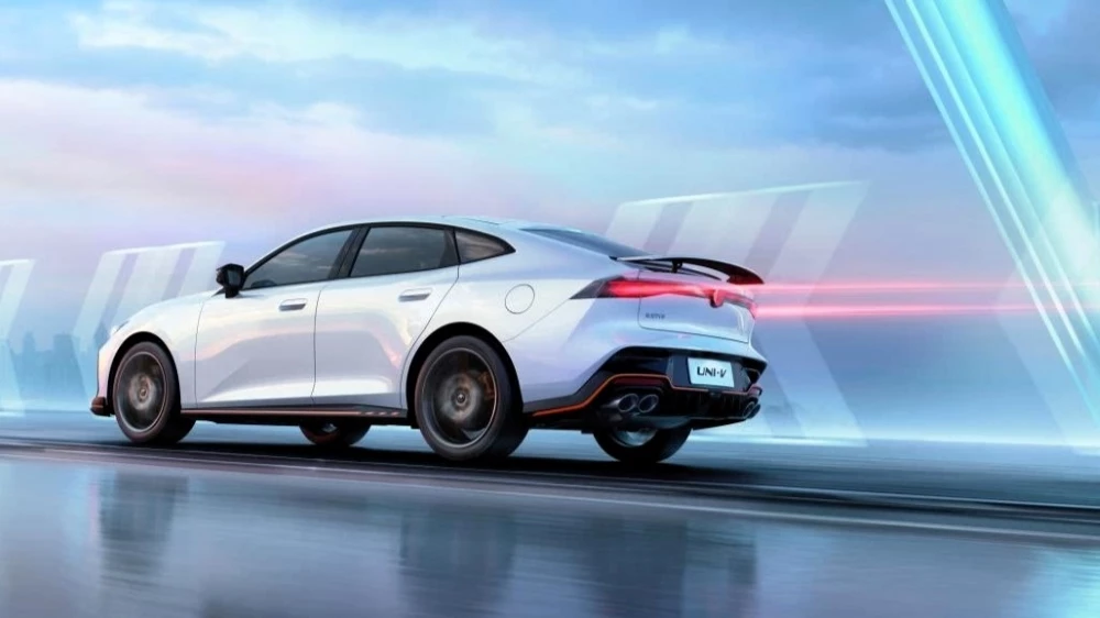 лифтбек Changan Uni-V сзади сбоку