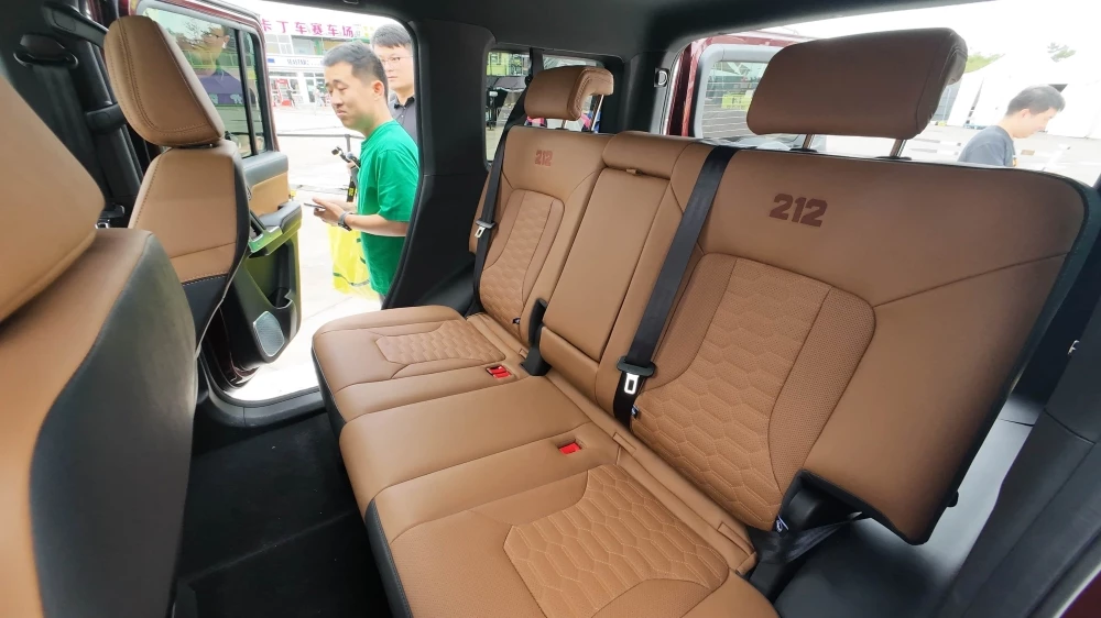 BAW 212 T01 Inspector салон интерьер второй ряд сиденья