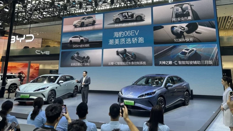 Седан Seal 06 EV автосалон в Чунцине