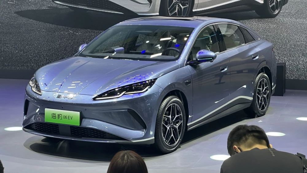 Седан Seal 06 EV автосалон в Чунцине сбоку спереди