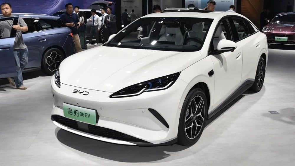 Седан Seal 06 EV автосалон в Чунцине сбоку спереди