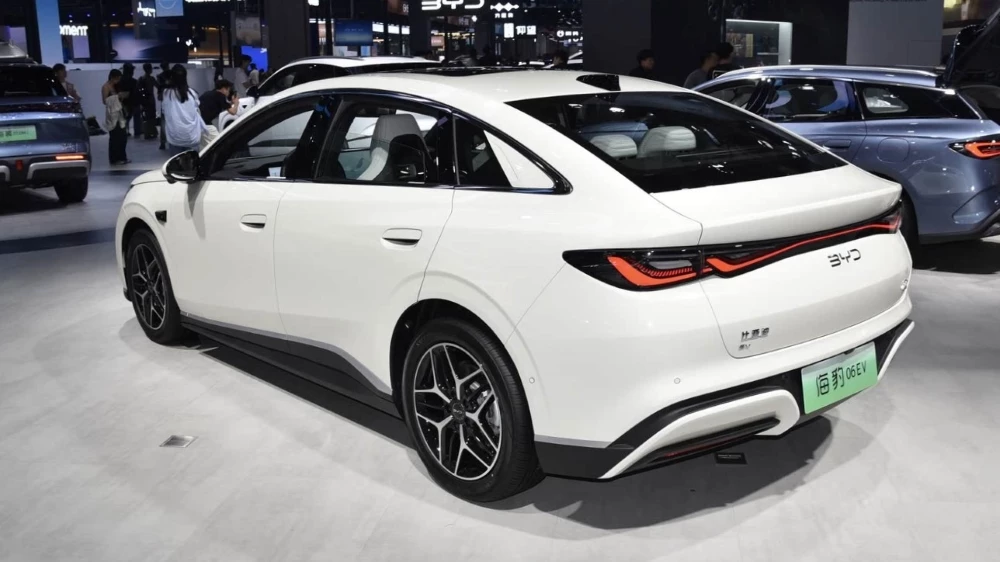 Седан Seal 06 EV автосалон в Чунцине сбоку сзади