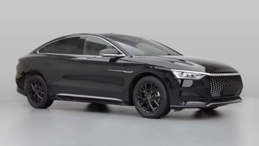 Электрический седан BYD e9 сбоку спереди