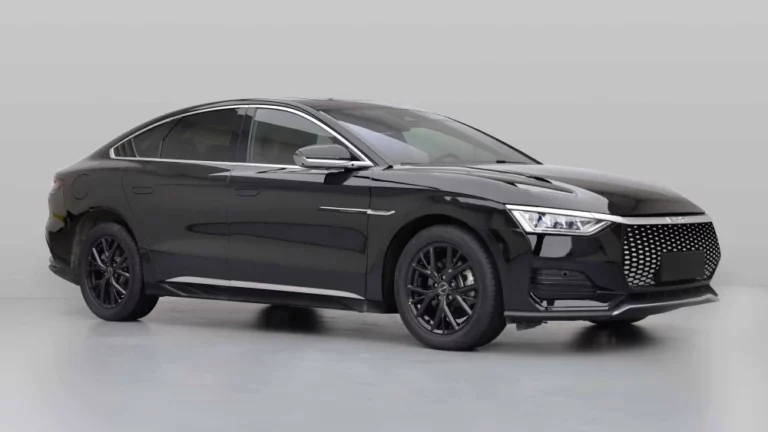 Электрический седан BYD e9 сбоку спереди
