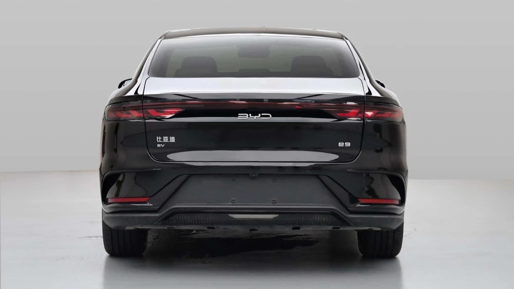 Электрический седан BYD e9 сзади