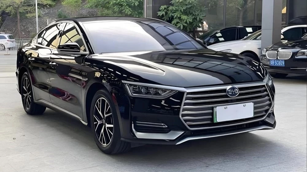 Электрический седан BYD e9 сбоку спереди