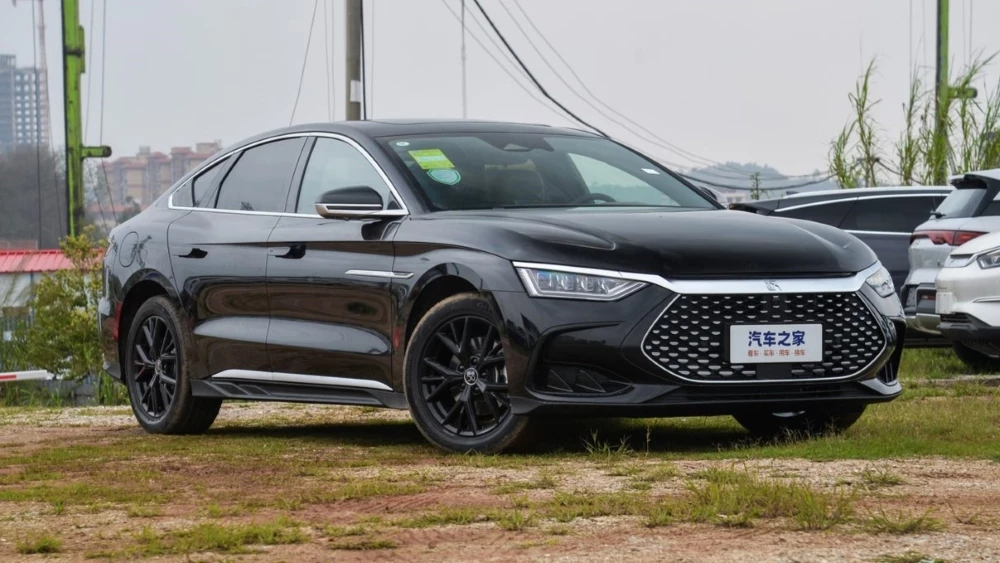 Электрический седан BYD Han EV сбоку спереди