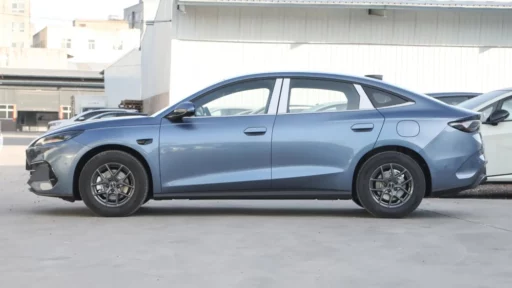 byd seal 06 dm седан голубой сбоку гибридный j.d. power рейтинг качества электромобилей и гибридов