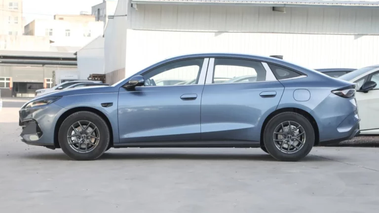 byd seal 06 dm седан голубой сбоку гибридный j.d. power рейтинг качества электромобилей и гибридов