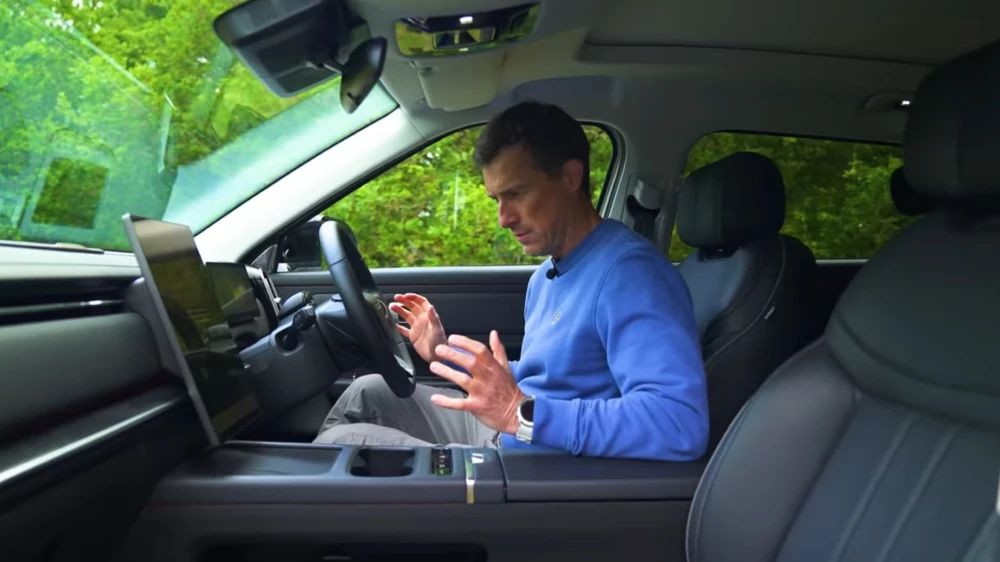 мэт уотсон изучает салон jaecoo j7 черный