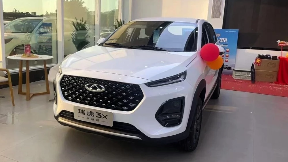 Chery Tiggo 3x сбоку спереди у дилера