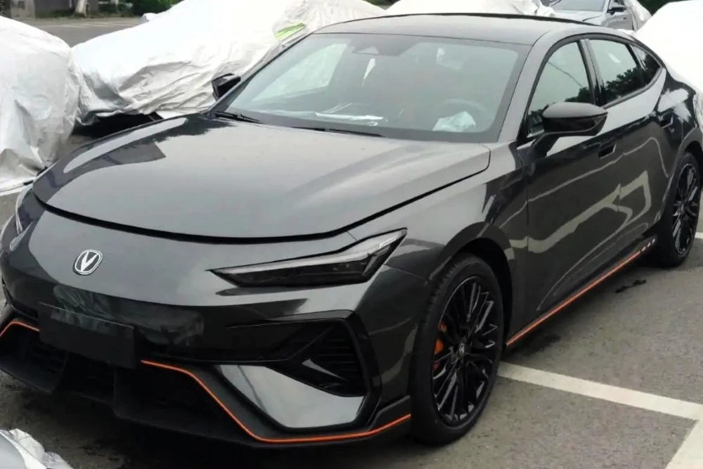 changan uni-v лифтбек сбоку спереди третье поколение