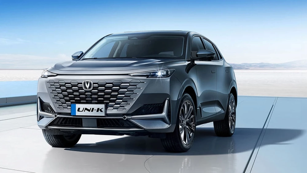 Кроссовер Changan Uni-K сбоку спереди в беларуси