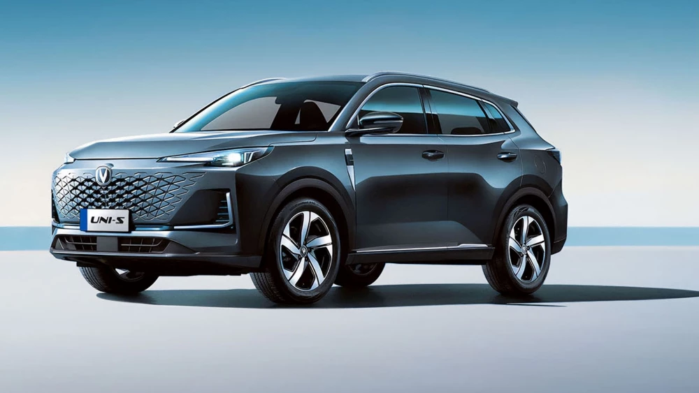 Обновленный кроссовер Changan Uni-S сбоку спереди в беларуси