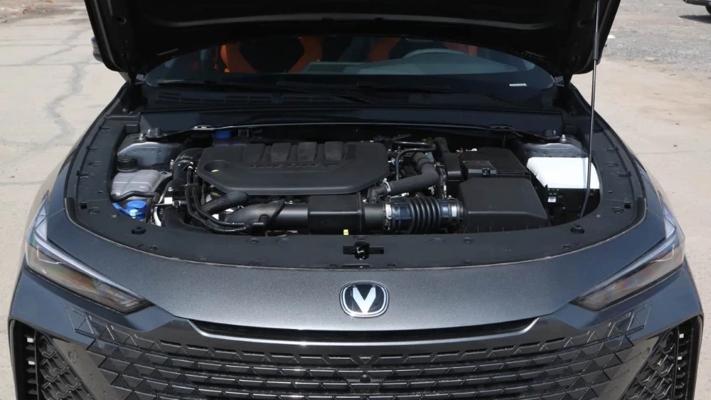 Changan Uni-V в Китае двигатель 2 литра мотор капот открыт