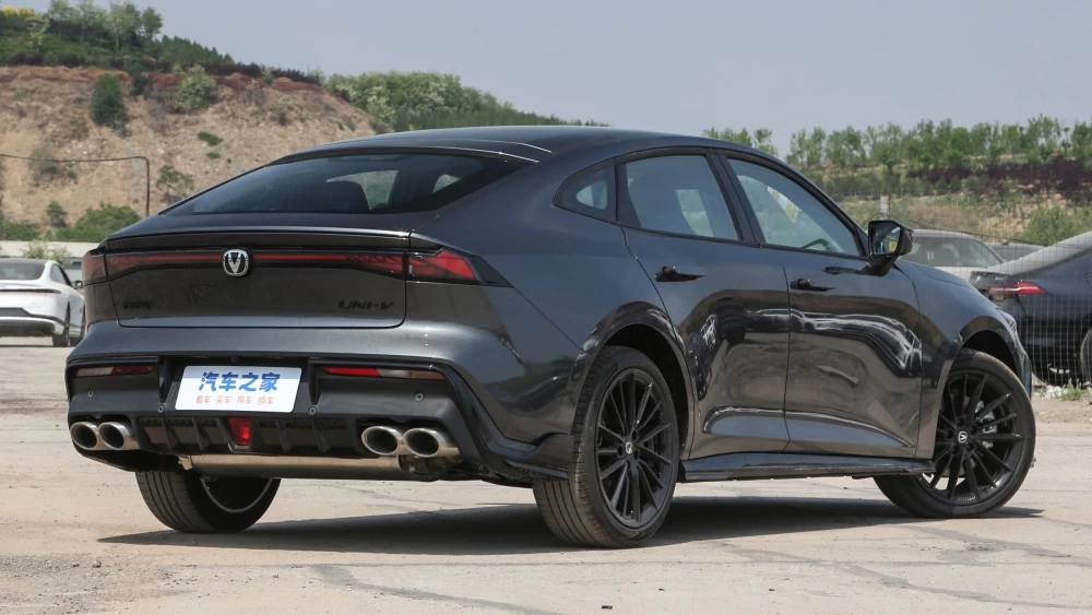 Лифтбек Changan Uni-V сбоку сзади 2-литровый мотор автомат