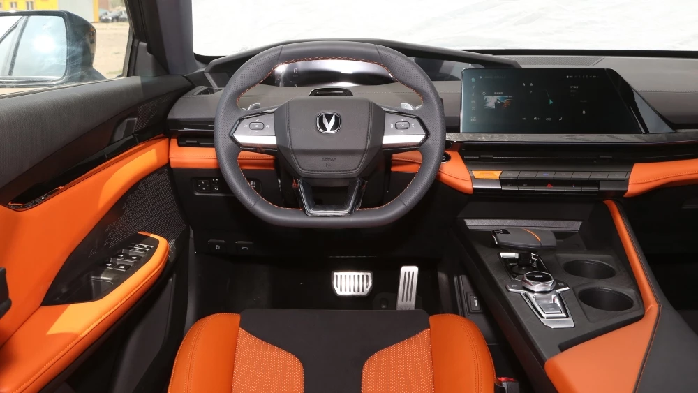 Changan Uni-V с двухлитровым мотором в Китае салон интерьер