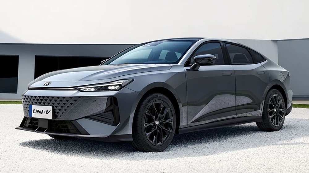 Лифтбек Changan Uni-V обновленный в беларуси сбоку спереди