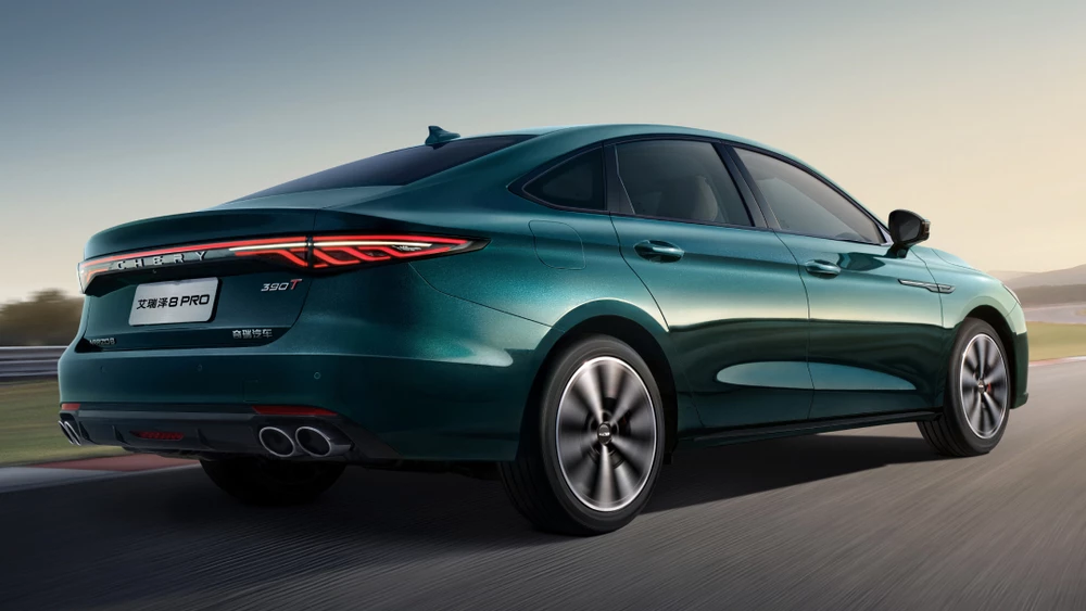 Chery Arrizo 8 Pro с более мощным 2-литровым мотором сбоку сзади