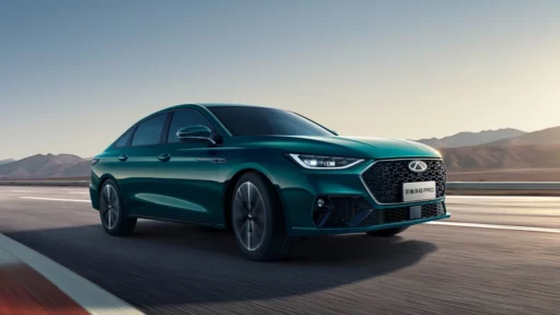 Chery Arrizo 8 Pro с более мощным 2-литровым мотором сбоку спереди