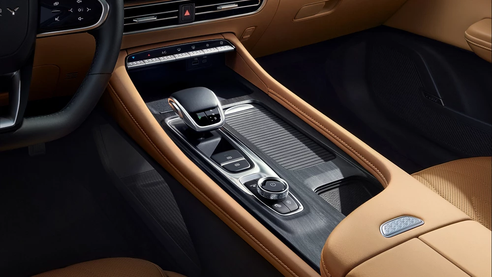 Chery Arrizo 8 Pro с более мощным 2-литровым мотором салон интерьер центральный тоннель