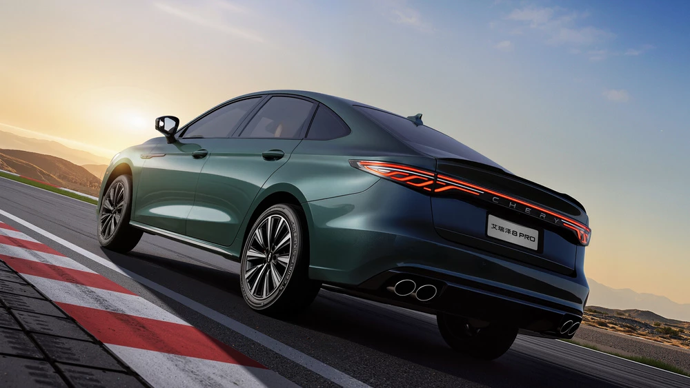 Седан Chery Arrizo 8 Pro двигатель 2.0 сзади сбоку