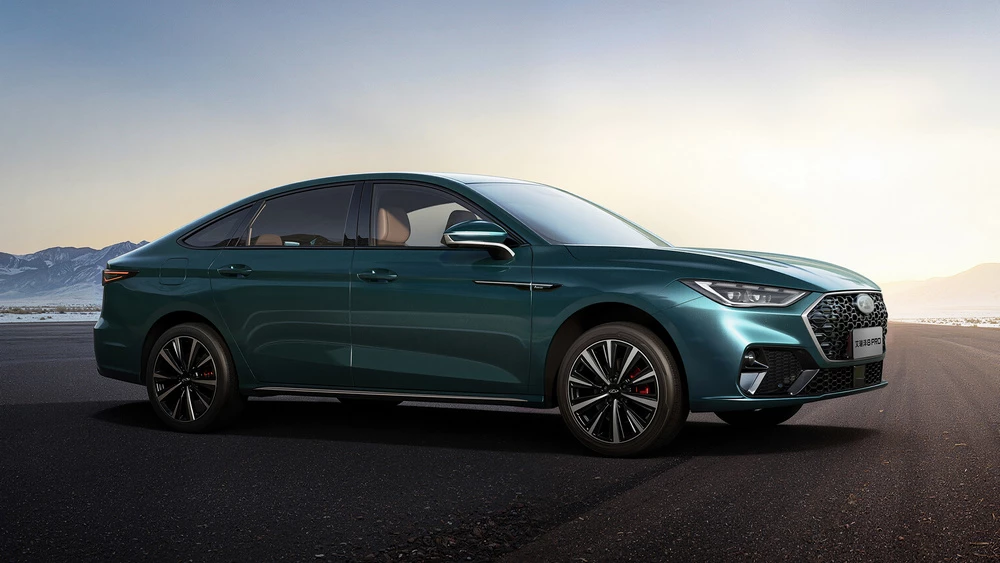 Седан Chery Arrizo 8 Pro двигатель 2.0 сбоку