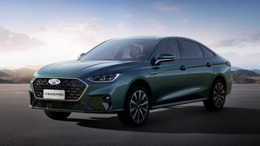 Седан Chery Arrizo 8 Pro двигатель 2.0 спереди сбоку